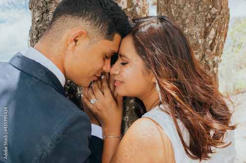 joven pareja de latinos en sesión romántica