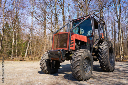 Forestry tractor or forestry tractor for harvesting wood in the forest