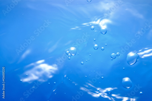 水テクスチャ背景(青色) コバルトブルーの水面に浮かぶ泡