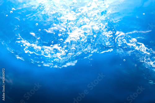 水テクスチャ背景(青色) 水中に沸き立つ無数の泡