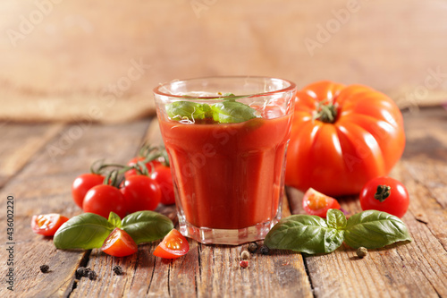 Fotografía tomato and basil juice- gazpacho or smoothie