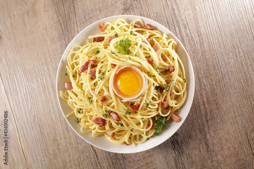 spaghetti with bacon, cheese and egeg
