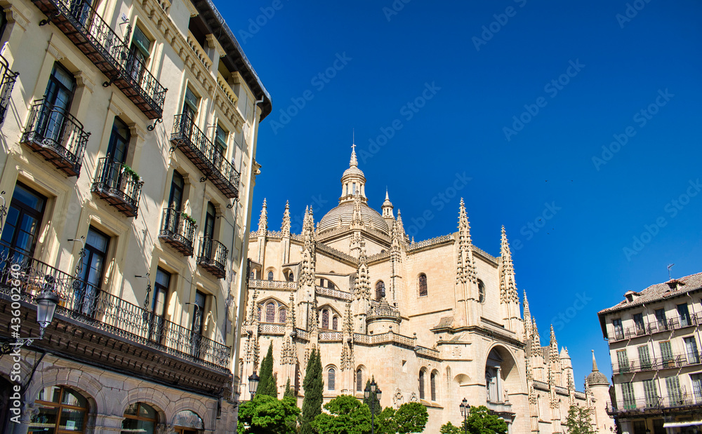 Plaza mayor de Segovia y vista de la catedral gótica, España