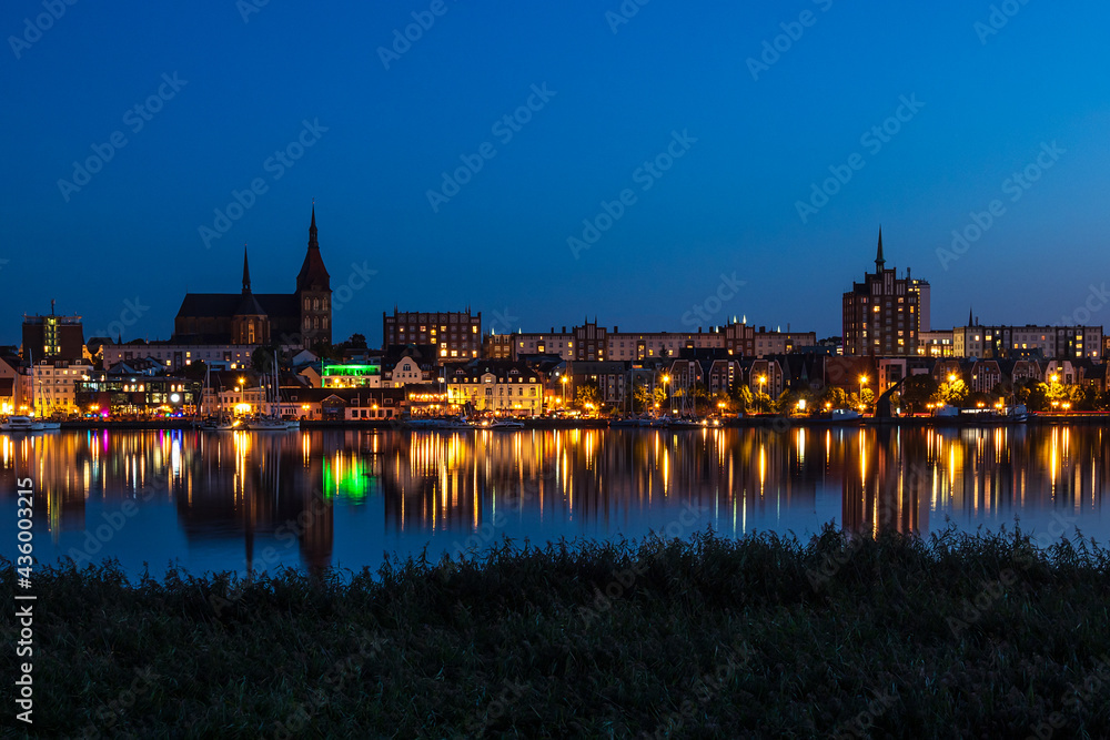 Blick über die Warnow auf die Hansestadt Rostock bei Nacht