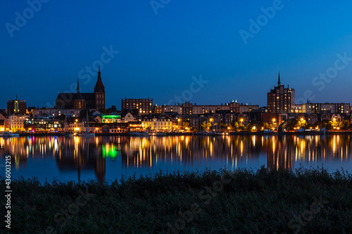 Blick über die Warnow auf die Hansestadt Rostock bei Nacht