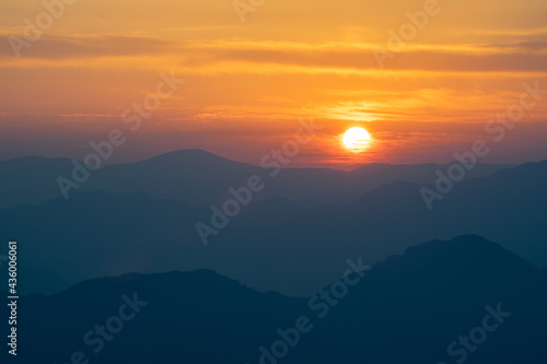 山の夕陽