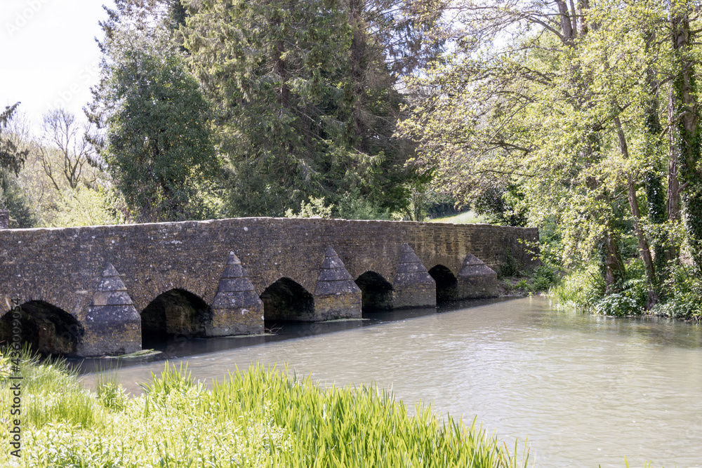 Fototapeta premium Sixteenth century bridge over the river
