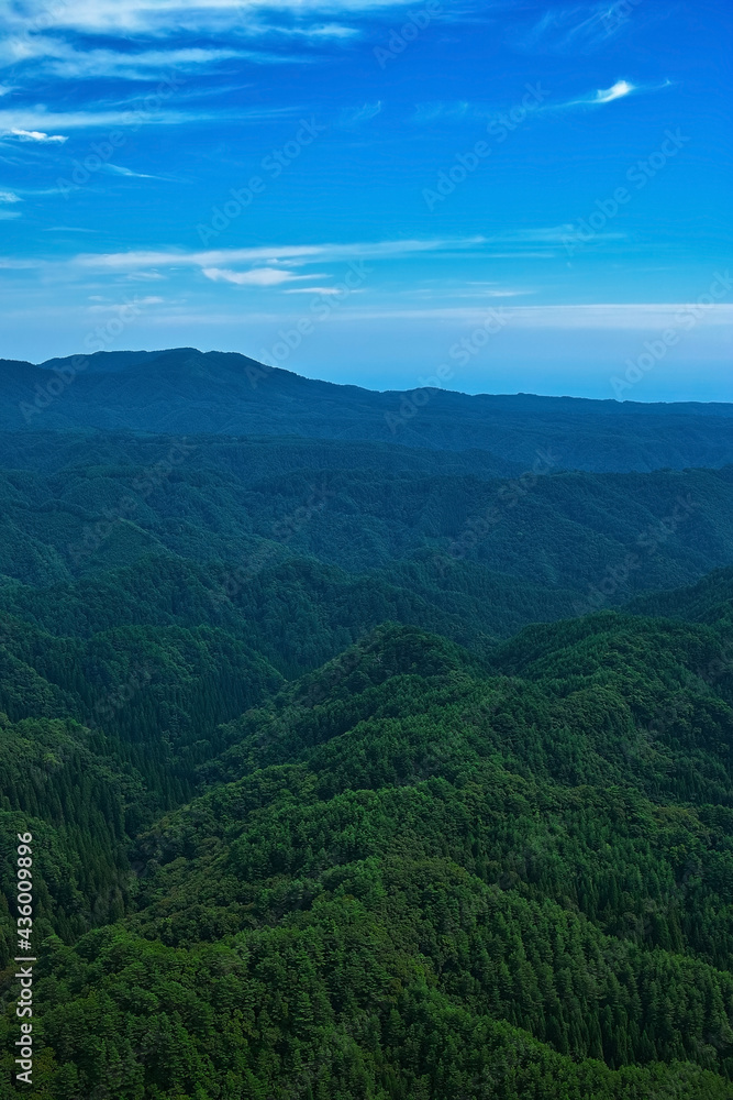 深い山の向こうに見える青空 深い山の向こうに見える青空