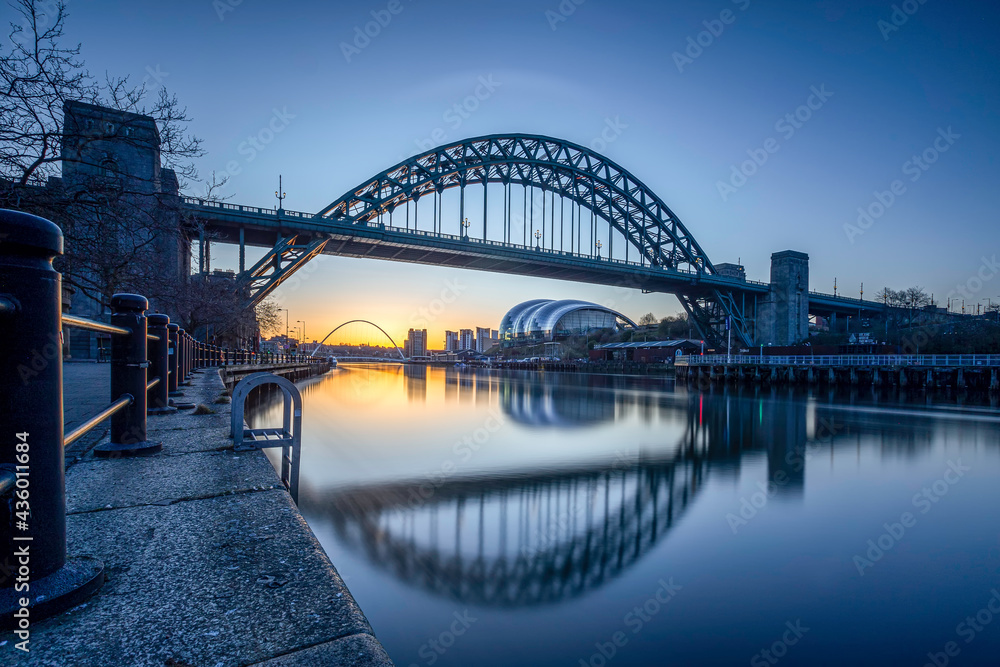 Naklejka premium The bridges between Gateshead and Newcastle-upon-Tyne on the River Tyne with a stunning late summer sunrise.