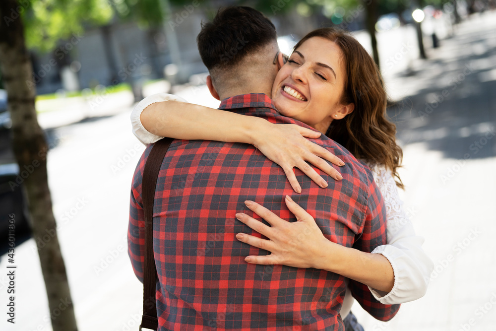 Obraz premium Happy young couple outdoors. Loving couple walking in the city