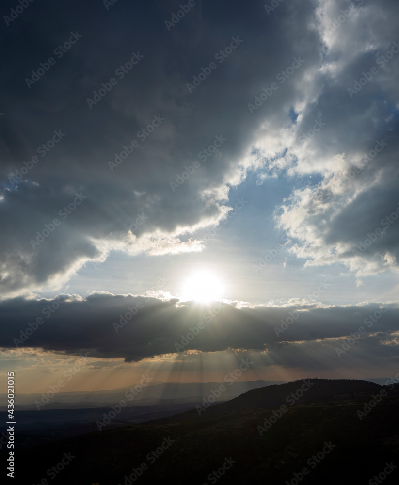 Fototapeta premium sun rays filtering through the clouds