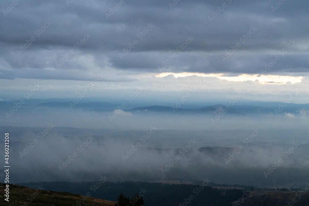 Obraz premium fog over the mountains