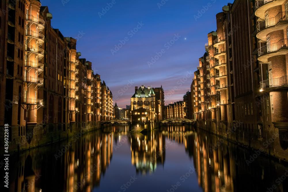 Hamburg Speicherstadt zur blauen Stunde bei Nacht