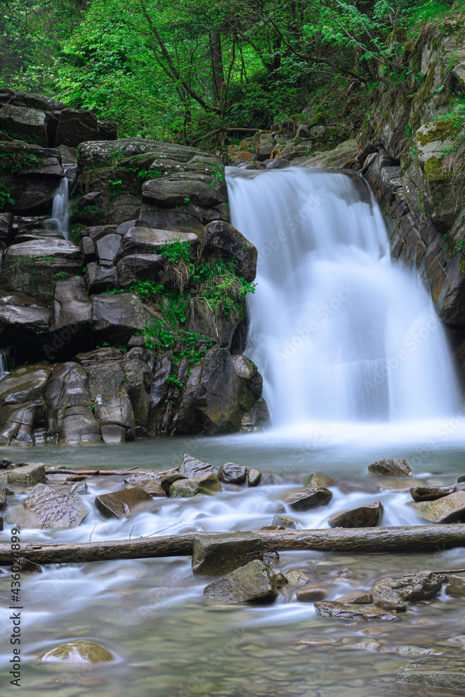 Obraz premium Wodospad zaskalnik w polskich Pieninach