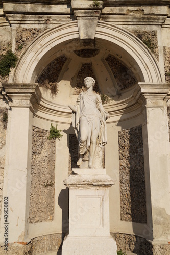 statue