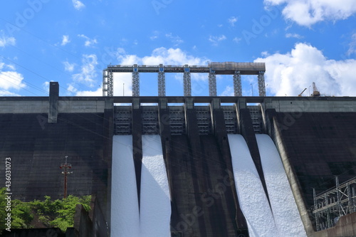 Wallpaper Mural 早明浦ダム　放流　四国の水がめ（高知県　土佐町） Torontodigital.ca