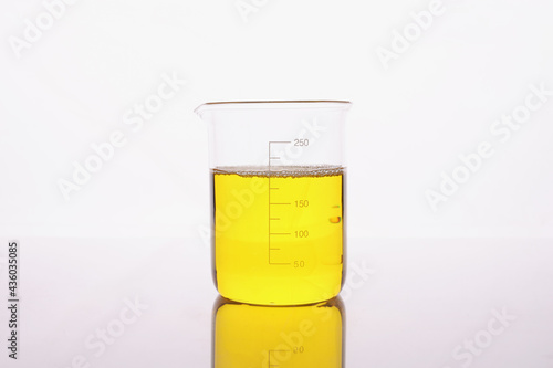 Quadro su tela Clear yellow liquid is poured into beaker