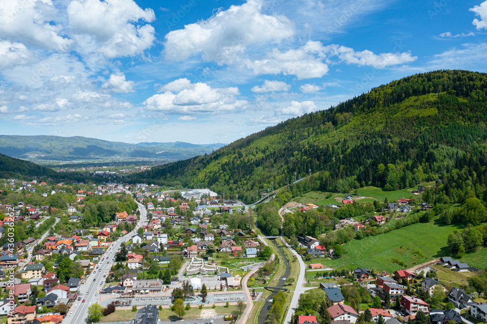 Naklejka premium Miasto szczyrk- piękne krajobrazy - panorama turystycznego miasteczka w Beskidzie śląskim