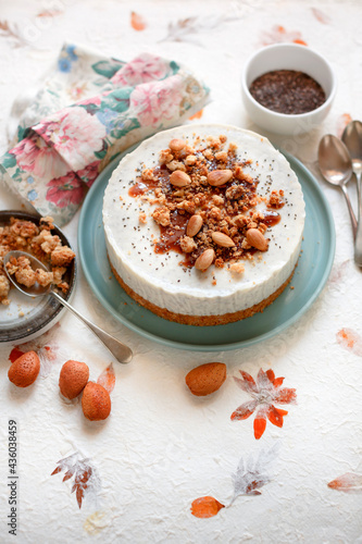 Cheesecake with crumble chia and almond milk (ph. Marianna Franchi)