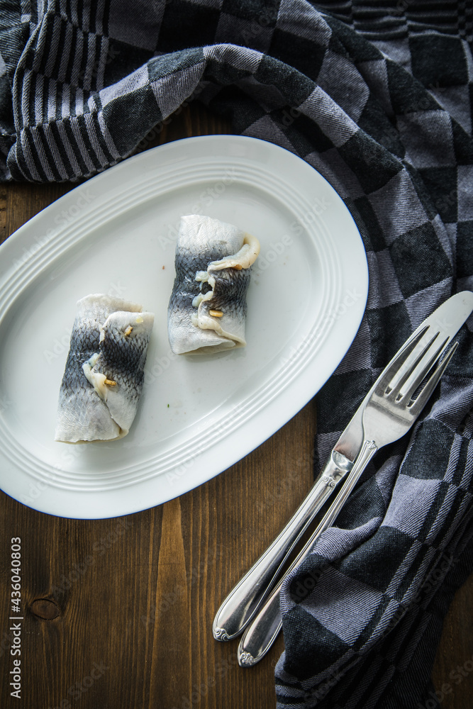 Φωτογραφία 2 Rollmops Hering mit Gurken Zwiebel Füllung auf Porzellan Teller mit Besteck, G