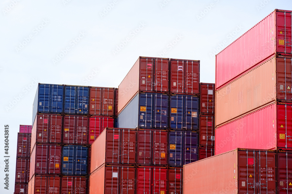 Container pile picture The view of the arrangement to wait for the move. Container pile picture The view of the arrangement to wait for the move.