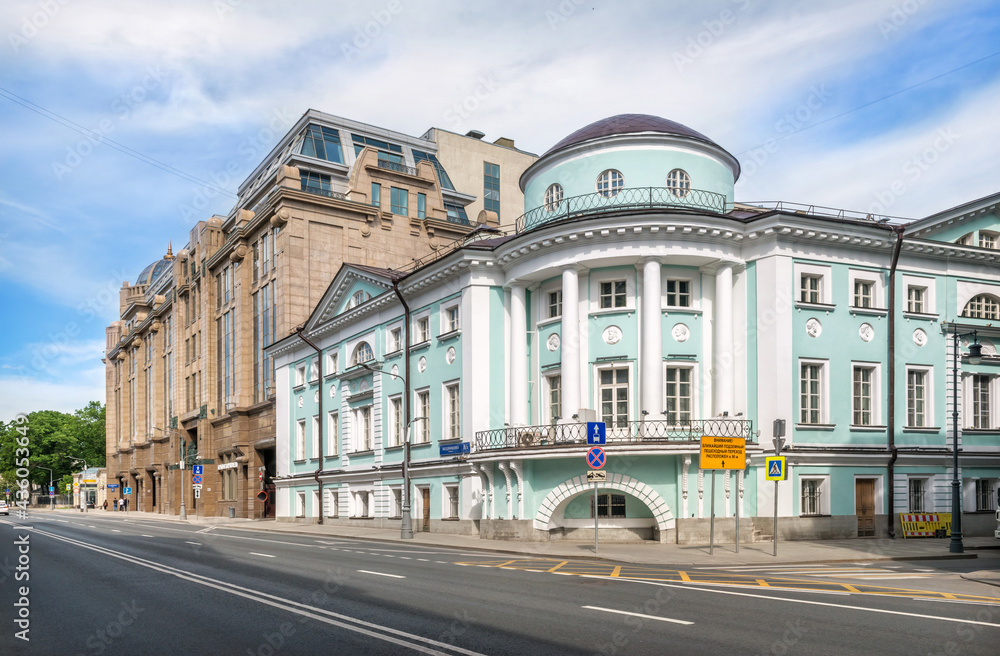 The building of the Sheremetev Estate on Vozdvizhenka Street in Moscow. Caption: Nearest underground passage at 90 m