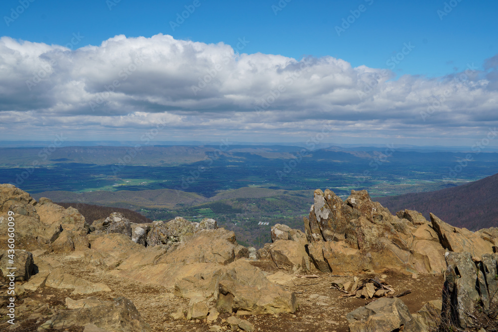 Fototapeta premium View of the Shenandoah valley from a rocky summit
