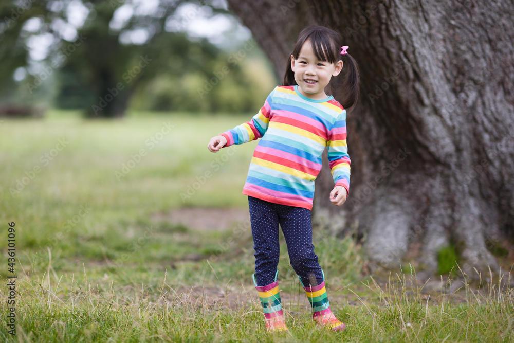 Obraz premium young girl playing in the summer forest park