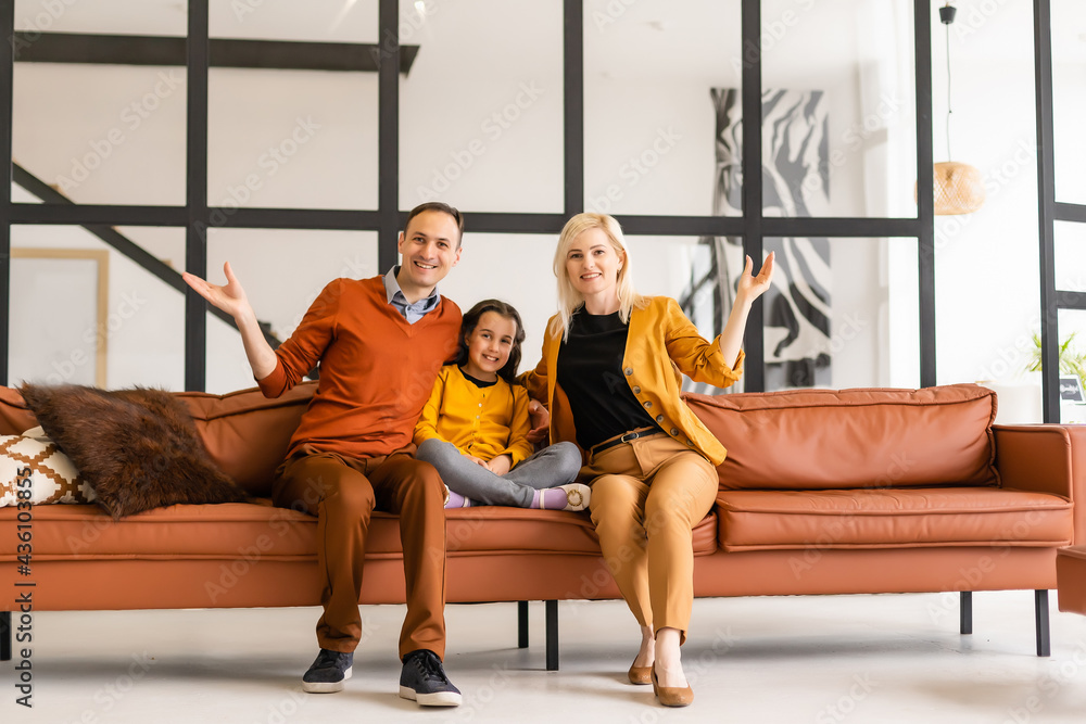 Obraz premium family in house planning with daughter