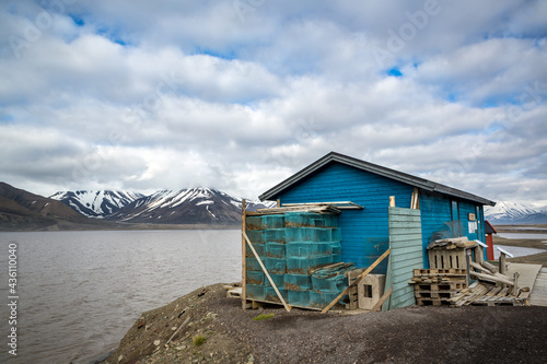 Fishing shack next to bay in Longyearbyen， Svaldbard， Spitzbergen © Jo