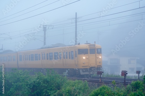 霧の中を走る電車