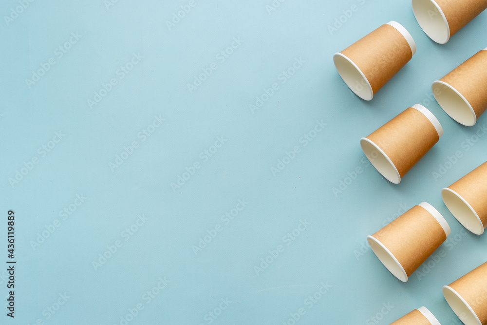 Obraz premium Paper take away coffee cups flat lay. Top view