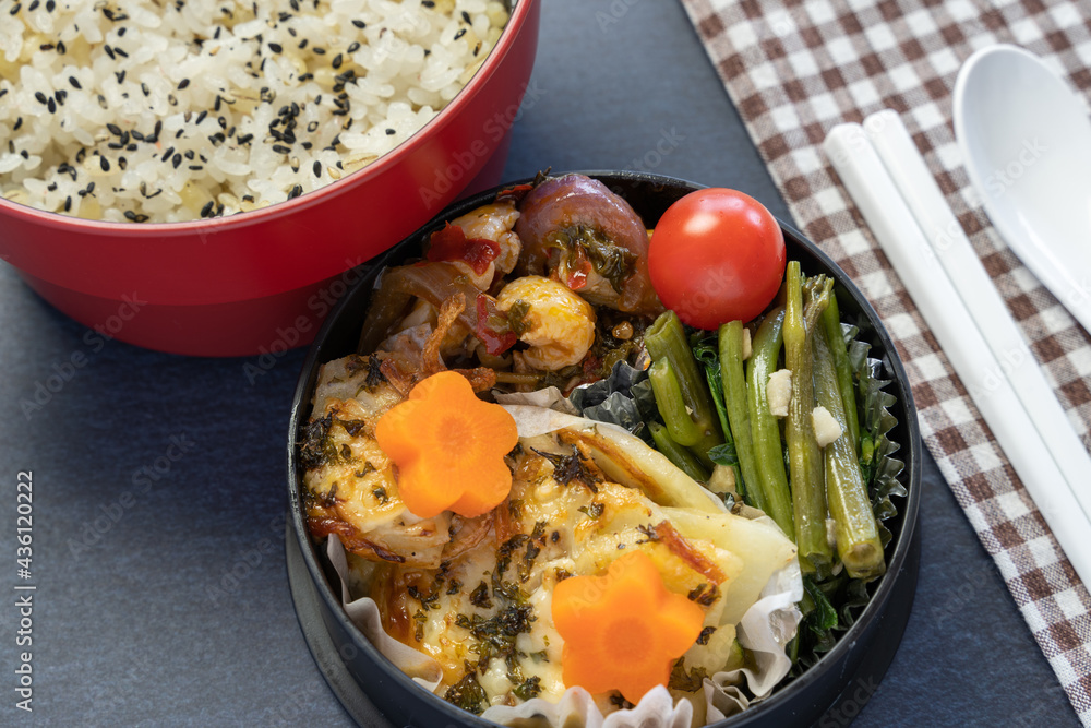 妻のために作った主夫の弁当 丸 黒背景 ポテトの重ね焼き 空心菜炒め ガパオ ミニトマト ニンジン花柄 Stock Photo Adobe Stock