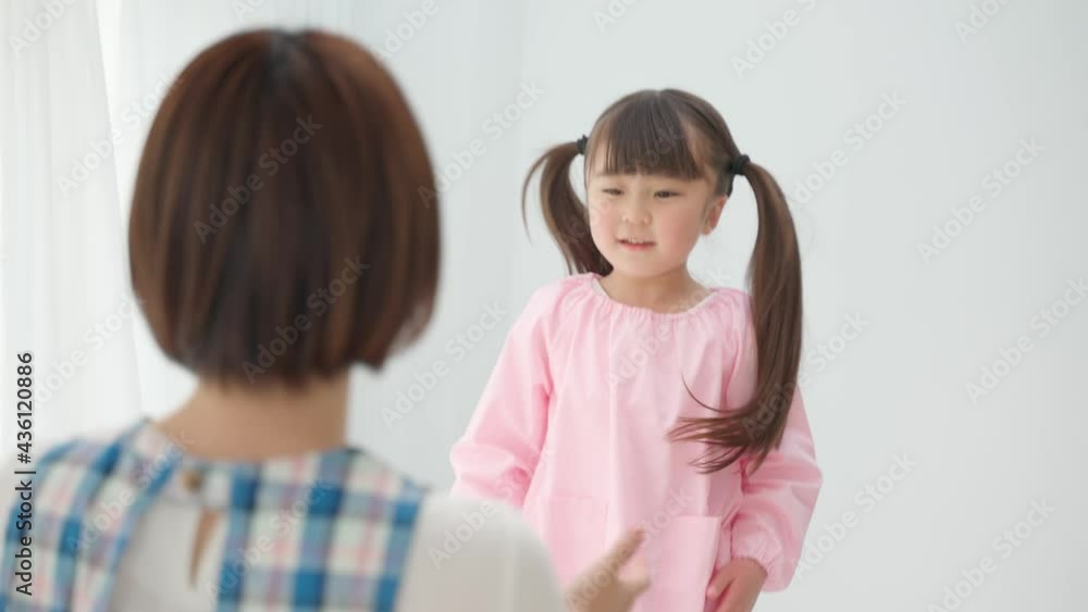 保育士と遊ぶ女の子