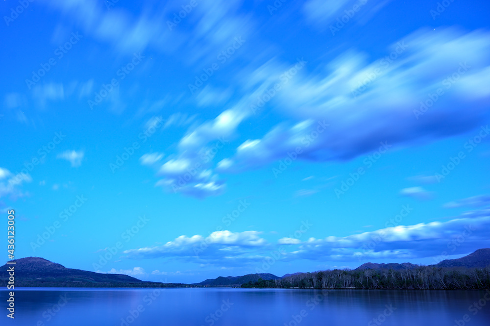 湖の畔から見上げる青い黄昏の空。日本の北海道の屈斜路湖。