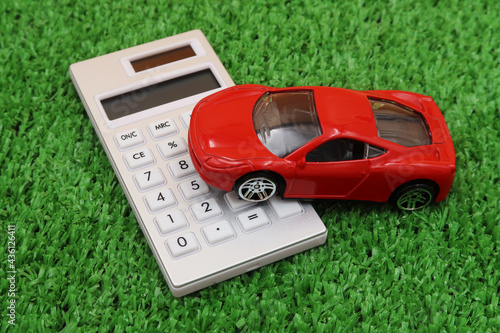 車のローンや保険の費用を計算機で調べる
