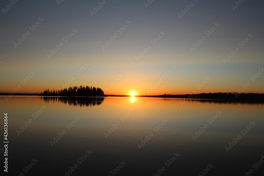Obraz premium Setting Sun On The Calm Lake, Elk Island National Park, Alberta