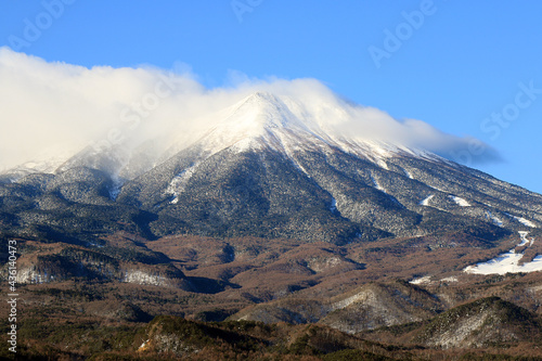 雲に覆われた積雪の御岳山 © M&M Factory