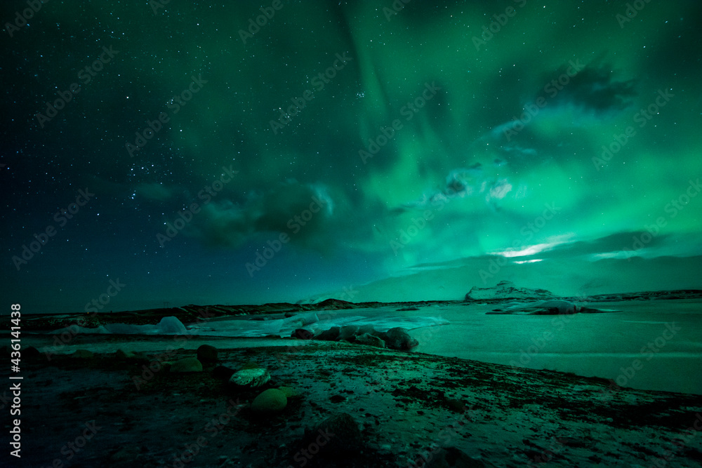 79 / 5000Resultados de traducciónarctic landscape with a bridge and the beginning of a solar storm, aurora borealis
