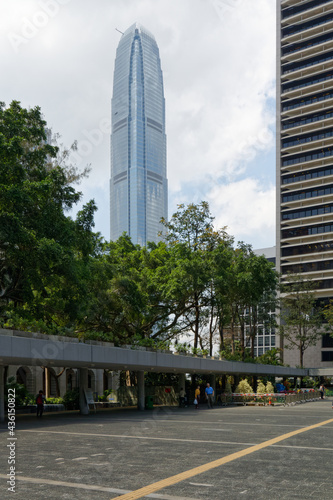 Zabudowa biznesowa Hong Kongu z elementamizieleni