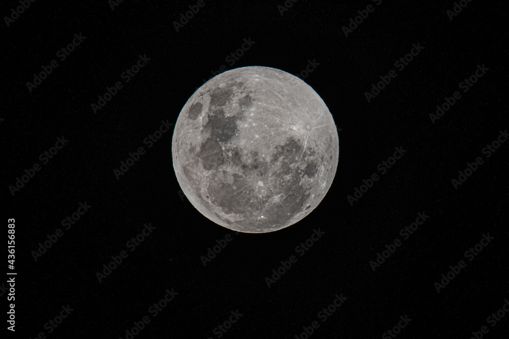 Obraz premium Full Moon on the night of the Lunar Eclipse