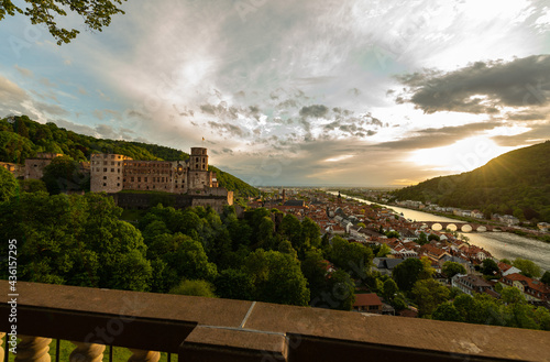 Heidelberg, romantische Stadt am Neckar, Blick von der Scheffelterasse auf Schloß, Altstadt und alte Brücke im Sonnenuntergang.