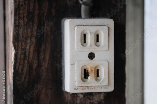 過負荷で焦げた電源コンセント
