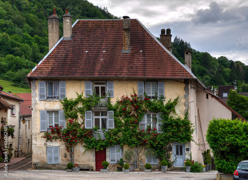 Maison jurassienne traditionnelle à Vuillafans, Doubs, France