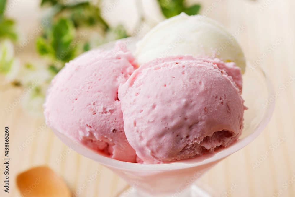 ストロベリーとミルクアイスクリーム Strawberry and milk ice cream ストロベリーとミルクアイスクリーム Strawberry and milk ice cream