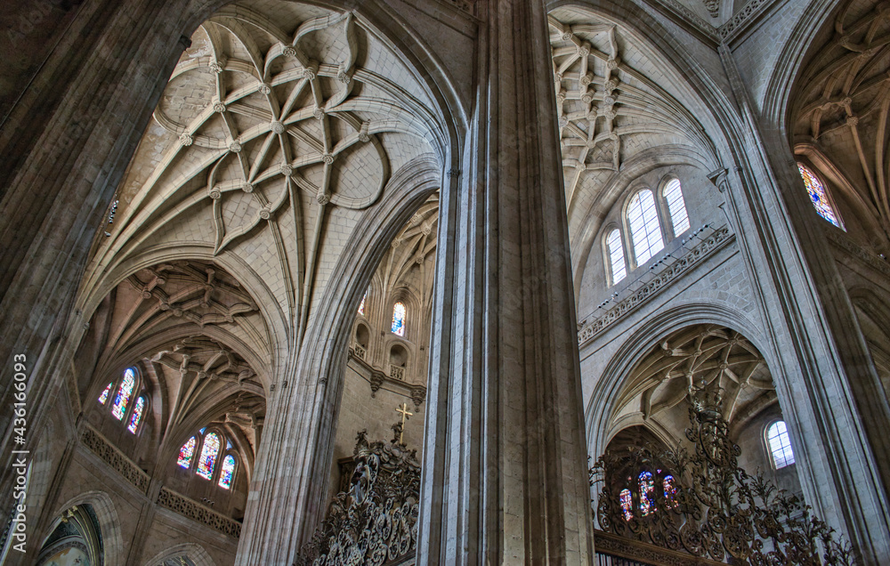 Crucería y bóveda de arquitectura gótica tardía en el interior catedral de Segovia, España