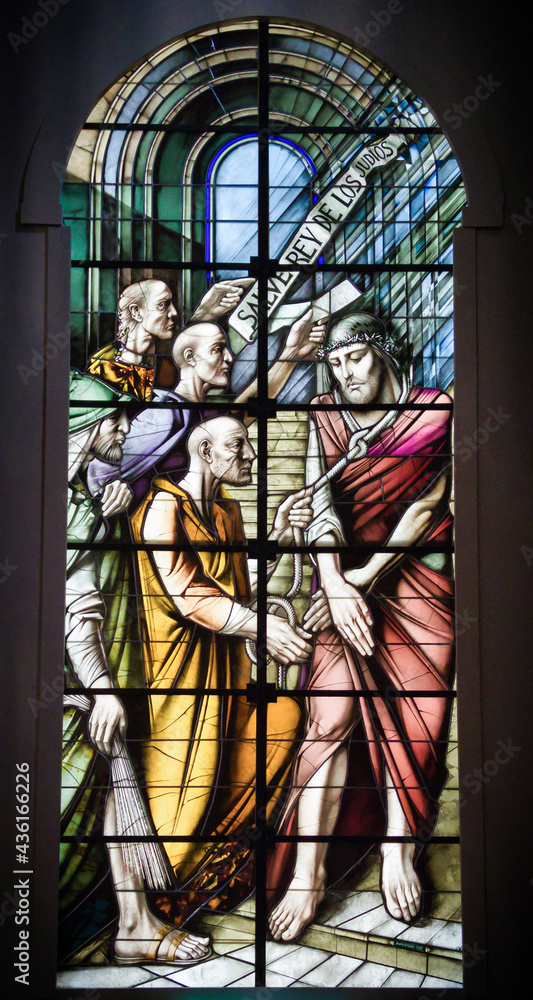 La coronación de espinas, colorida vidriera con escena bíblica en la catedral de Segovia, España, obra de Carlos Muñoz de Pablos