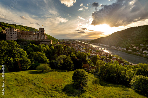 romantische Stadt Heidelberg am Neckar, Blick von der Scheffelterasse auf alte Brücke, Schloß und Altstadt im warmen Abendlicht des Sonnenuntergang.
