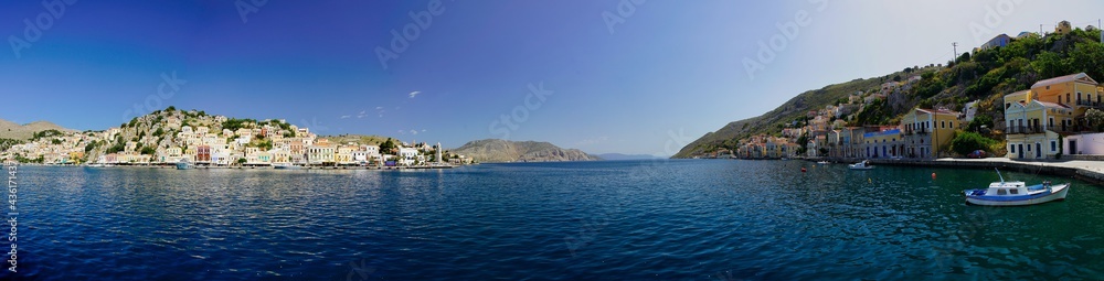 Hafenpanorama der Insel Symi in der südlichen Ägäis