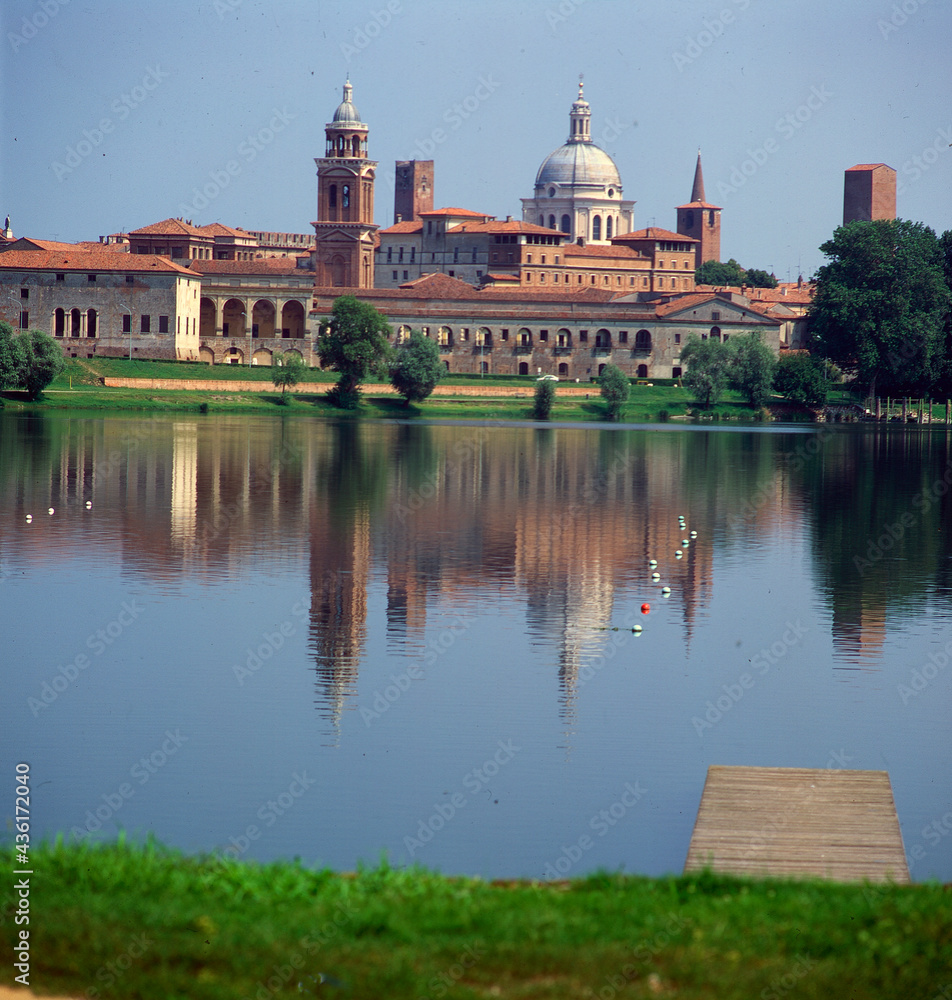 Mantova. Panorama dei monumenti della città riflessi nel lago inferiore.